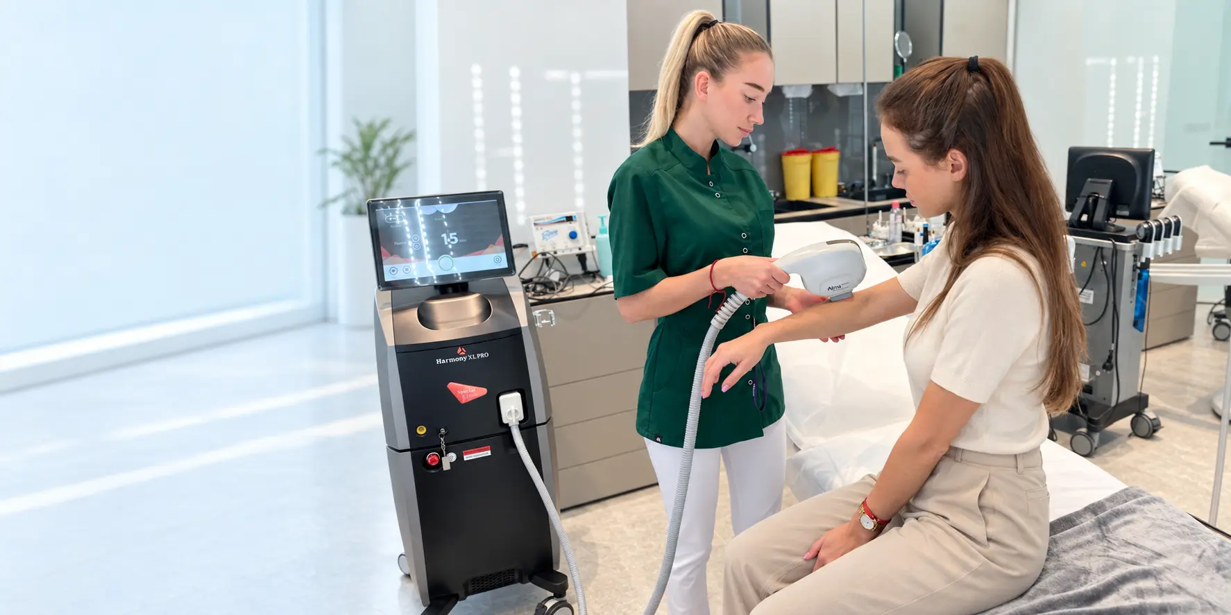 Zdravotníčka pri ukážke ošetrenia pomocou medicínskeho zariadenia